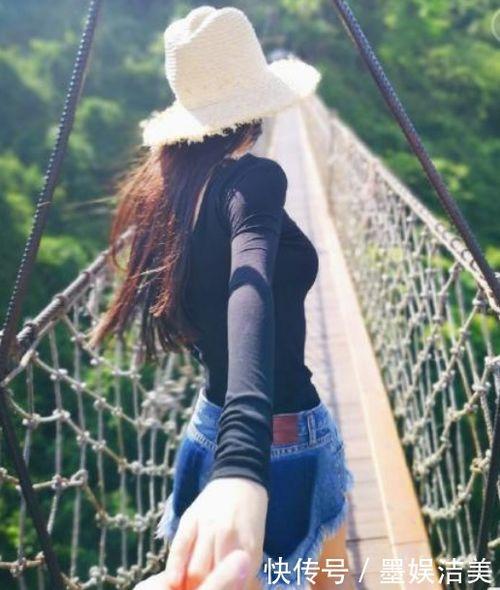 明星女友视角牵手图片,与明星女友的浪漫牵手时刻